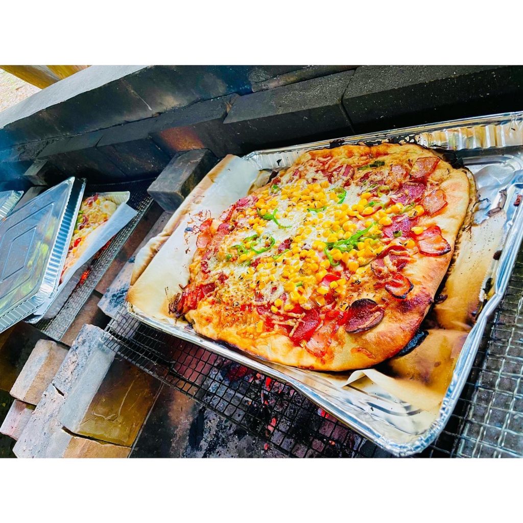 こんにちは️先週の土曜日は、野外クッキングでした！火おこしから行いましたよ！今回はピザを生地から作りました！自分たちで作った焼き立てのピザは格別に美味しかったです！️