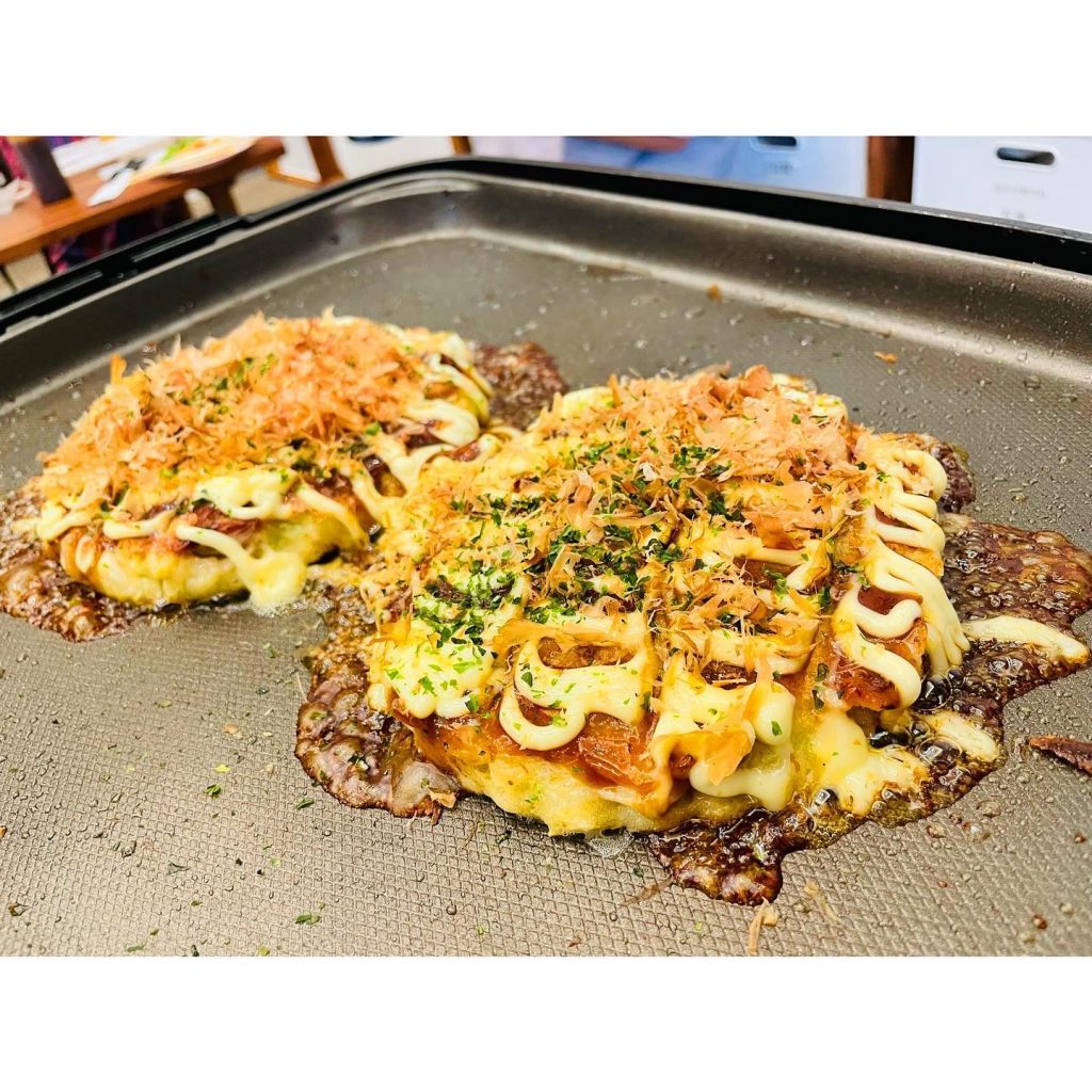 こんにちは️今回のアエルビッフェでは、お好み焼きをメインに行いました！サイドメニューでも、たこ焼きやポテトなど沢山用意しましたおやつでは、チュロスとアイスクリームでしたよ午後からは、アエルマルシェでした️お金のやり取りの練習を行いながら、それぞれ好きな商品を買っていましたよ?